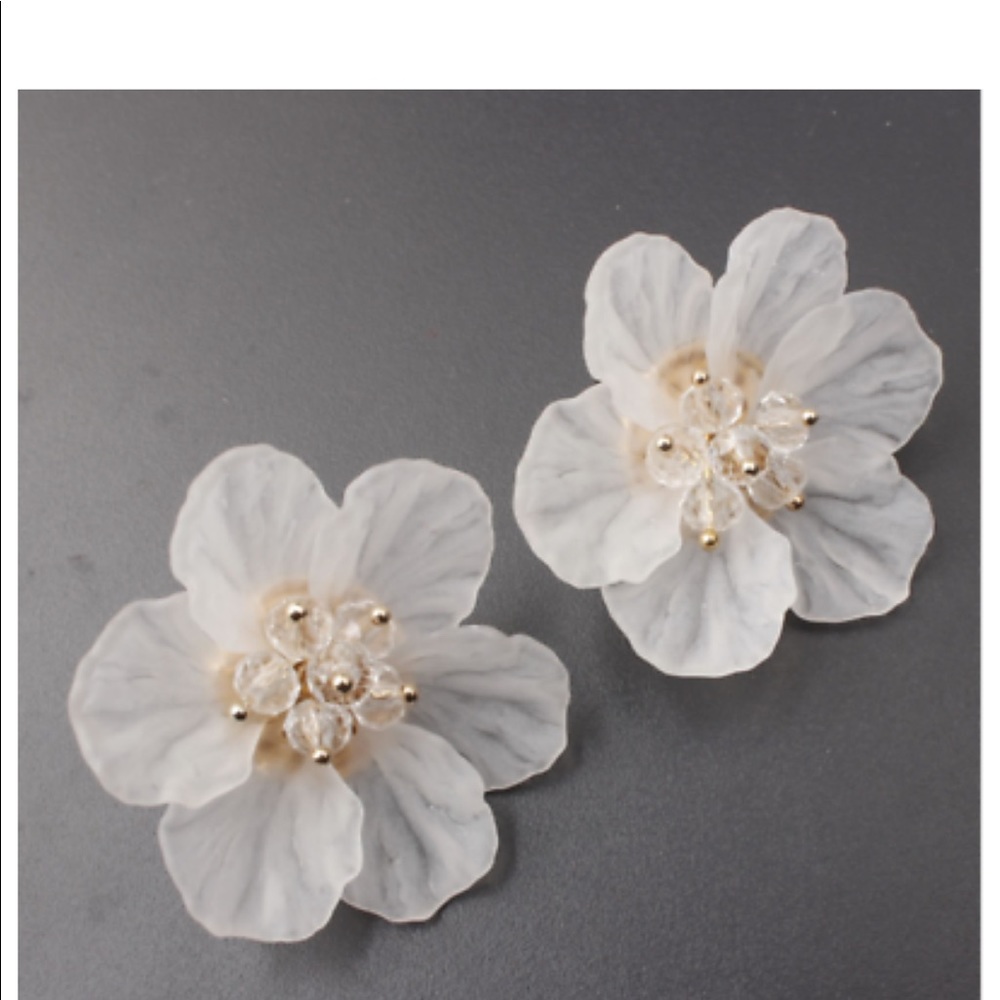 Flower post earrings - Picture 2 of 3